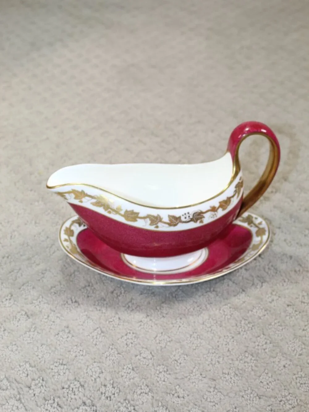 Wedgwood Whitehall W3994 Bone China Powder Ruby Gravy Boat & Underplate/Saucer